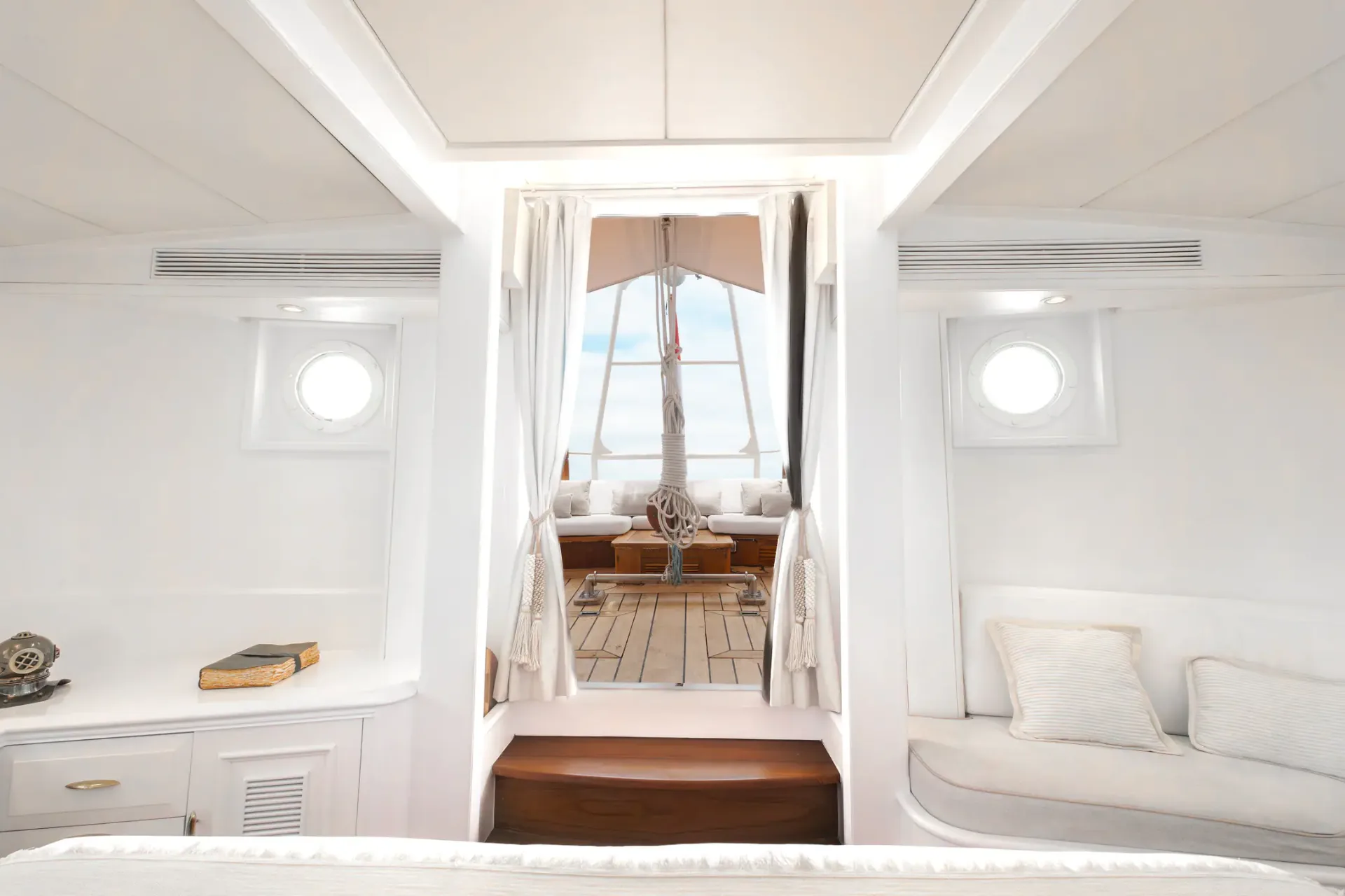 Mutiara Laut — Ultra-Luxury yacht in Komodo (5 of 6)