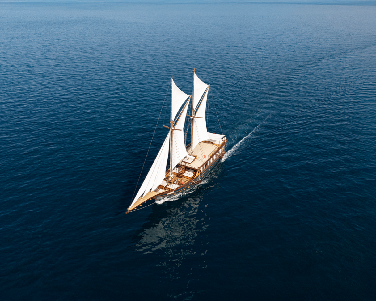 Sanya — Ultra-Luxury yacht in Komodo (3 of 6)