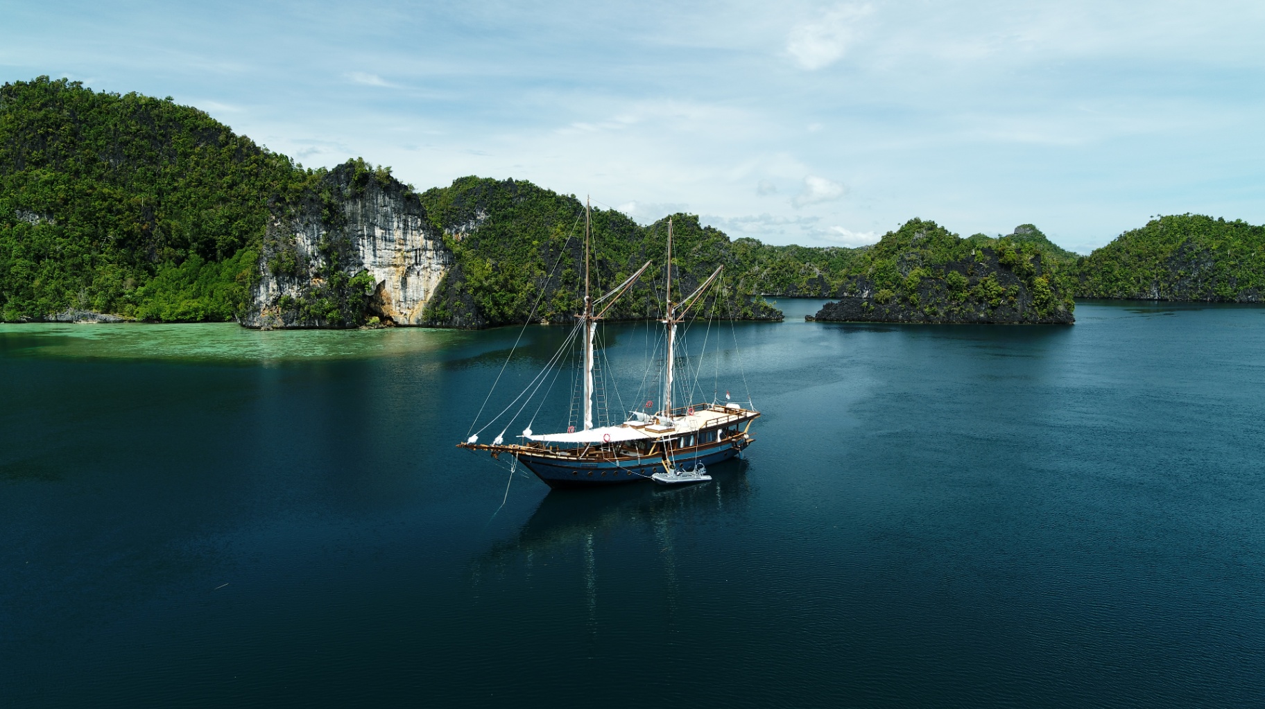 Dewata — Premium Phinisi yacht in Komodo (1 of 6)